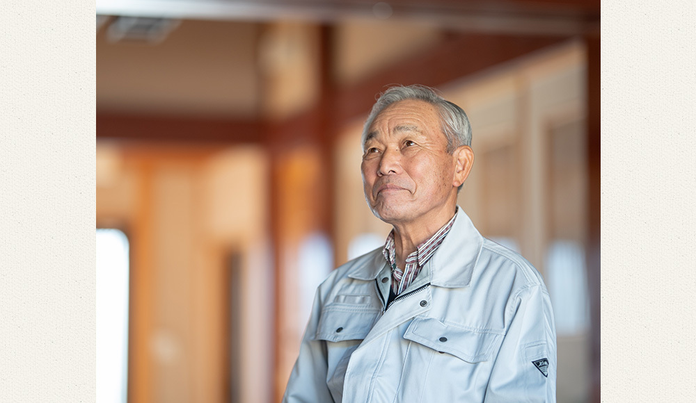 私たちには次のような特長があります。 01 米づくりに最適な自然の中でしっとりふっくらのお米を。 02 ドローンなどの先進技術で田んぼの状態を徹底管理。 03 収穫から精米まで一貫管理。新鮮なおいしさをそのままに。